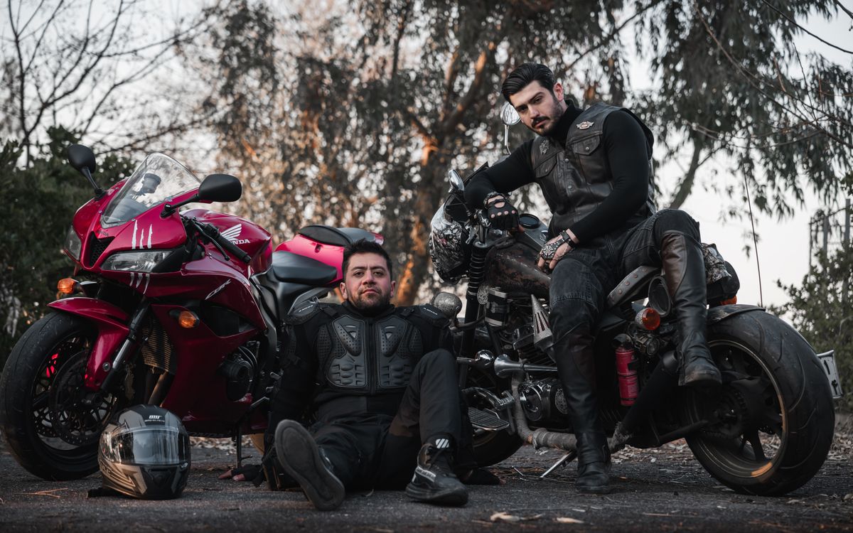 Motocykliści w skórze przy klasycznym motocyklu