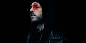 Read more about the article Skórzana Kurtka na Bluzie z Kapturem: Jak Zrobić Streetwear Dobrze