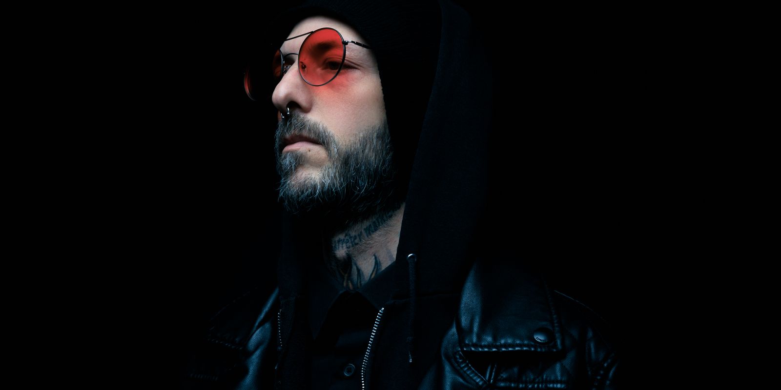 Read more about the article Skórzana Kurtka na Bluzie z Kapturem: Jak Zrobić Streetwear Dobrze