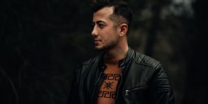 Read more about the article Skóra Jagnięca czy Wołowa: Która Jest Lepsza do Kurtki?