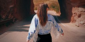 Read more about the article Czy skórzana kurtka z frędzlami wraca do mody?