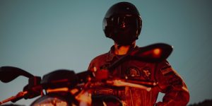 Read more about the article Dlaczego motocykliści wciąż przysięgają na skórę