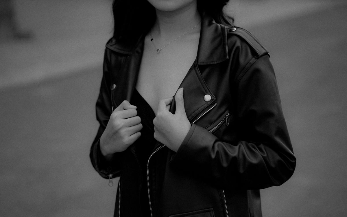 Elegancki portret kobiety w stylowej czarnej skórzanej kurtce